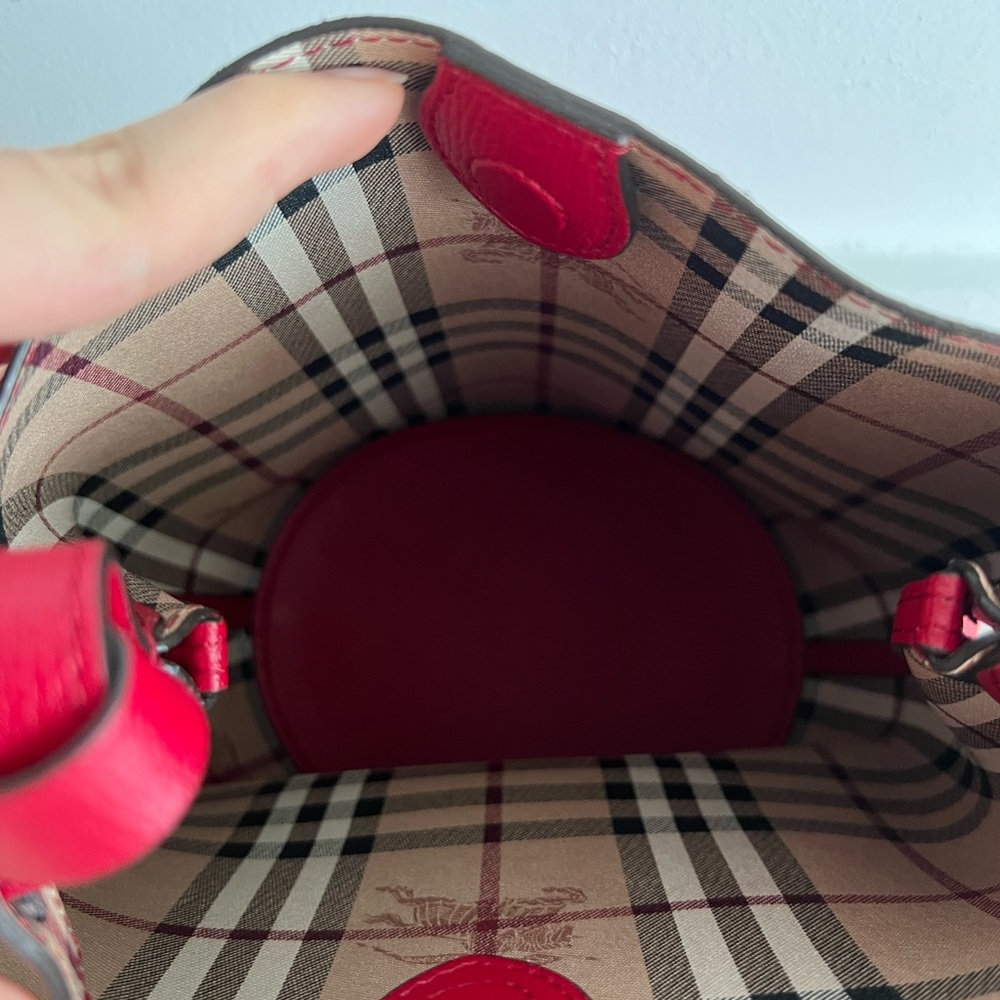Burberry Small Lorne Bucket Bag - Picture 8 of 8
